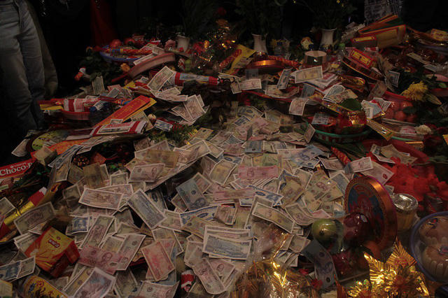 Năm nay, dù BQL phủ Tây Hồ đã cho bố trí các hòm công đức ở phía bên ngoài và liên tục nhắc nhở, song hiện tượng