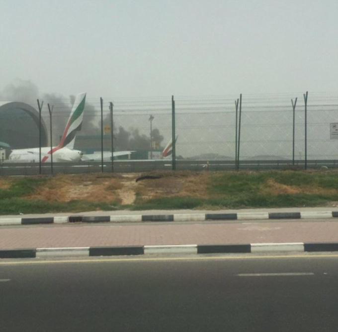 M&aacute;y bay Dubai bốc ch&aacute;y nghi ng&uacute;t khi hạ c&aacute;nh bằng bụng