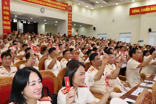 Các đại biểu biểu quyết thông qua nghị quyết đại hội.