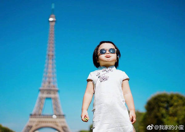 Theo đ&oacute;, trong suốt hơn 1 năm qua, c&ocirc; b&eacute; đ&atilde; c&ugrave;ng mẹ đi đến nhiều v&ugrave;ng đất mới, từ Ph&aacute;p, Thụy Sĩ, T&acirc;y Ban Nha cho đến Indonesia... Ngo&agrave;i những tấm h&igrave;nh v&ocirc; c&ugrave;ng đ&aacute;ng y&ecirc;u, Tiểu Nam cũng khiến mạng x&atilde; hội ph&aacute;t sốt với những biểu cảm cực ngầu.