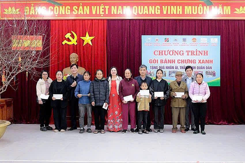 Tại Chương trình, các đơn vị phối hợp đã gói bánh chưng và trao 150 suất quà, mỗi suất 500 nghìn đồng tiền mặt và các nhu yếu phẩm cần thiết trong dịp Tết cho các gia đình chính sách, hộ nghèo trên địa bàn biên giới biển của huyện Nghi Xuân.