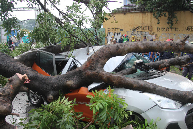 Chiếc ô tô uber dập nát trên đường chở khách.