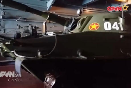 Sau đó, các xe tăng và xe bọc thép lần lượt quay xe và thực hiện nội dung đổ bộ lên bờ biển. Các xe tăng và xe bọc thép lần lượt lăn bánh tới “lưỡi tàu”.