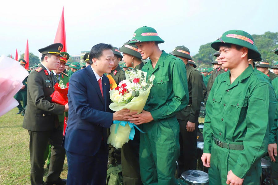 Chủ tịch UBND tỉnh Nghệ An Lê Hồng Vinh tặng hoa động viên các tân binh.