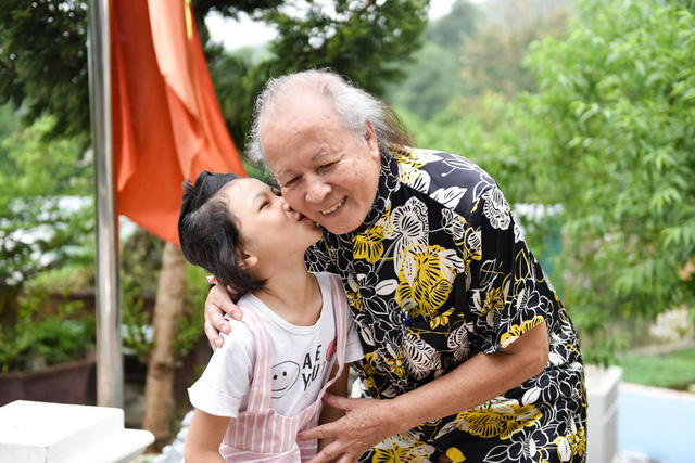Ông Trọng tình cảm bên cô con gái với người vợ thứ 4.