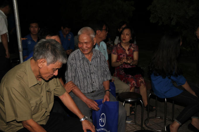 Hơn 3000 ngọn nến tri &acirc;n được thắp tại nghĩa trang liệt sĩ H&agrave; Nội