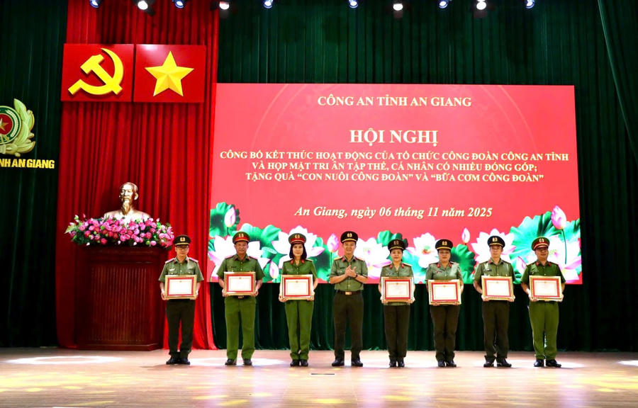 Đồng chí Đại tá Lê Phú Thạnh tặng Giấy khen của Giám đốc Công an tỉnh cho các tập thể, cá nhân có thành tích xuất sắc, nhiều cống hiến, đóng góp cho hoạt động của tổ chức Công đoàn