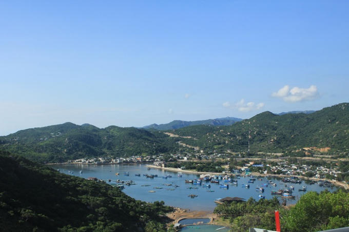 Vĩnh Hy mang vẻ đẹp hoang sơ hào phóng do thiên nhiên ban tặng, một quần thể thiên nhiên xinh đẹp,  hùng vĩ với những bãi cát trắng bao quanh, được ví như nơi sơn cùng tận thủy của Ninh Thuận.