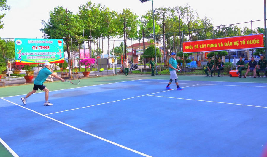 Các vận động viên đi đấu giải tennis.