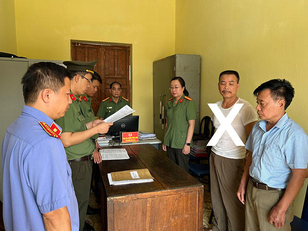 Cơ quan An ninh điều tra Công an tỉnh Sơn La đọc quyết định khởi tố bị can đối với Trịnh Văn Minh (dấu X). Ảnh Công an Sơn La.
