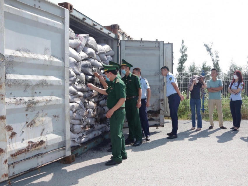 Cơ quan chức năng phát hiện 1 container chứa 29,84 tấn phế liệu có nguy cơ gây ô nhiễm môi trường.