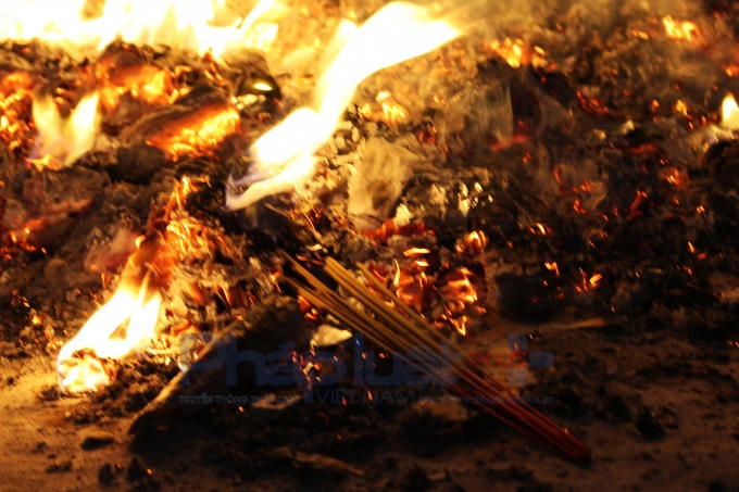 Hay đặt hương lại và chờ đợi. (Ảnh: Đức Biên)