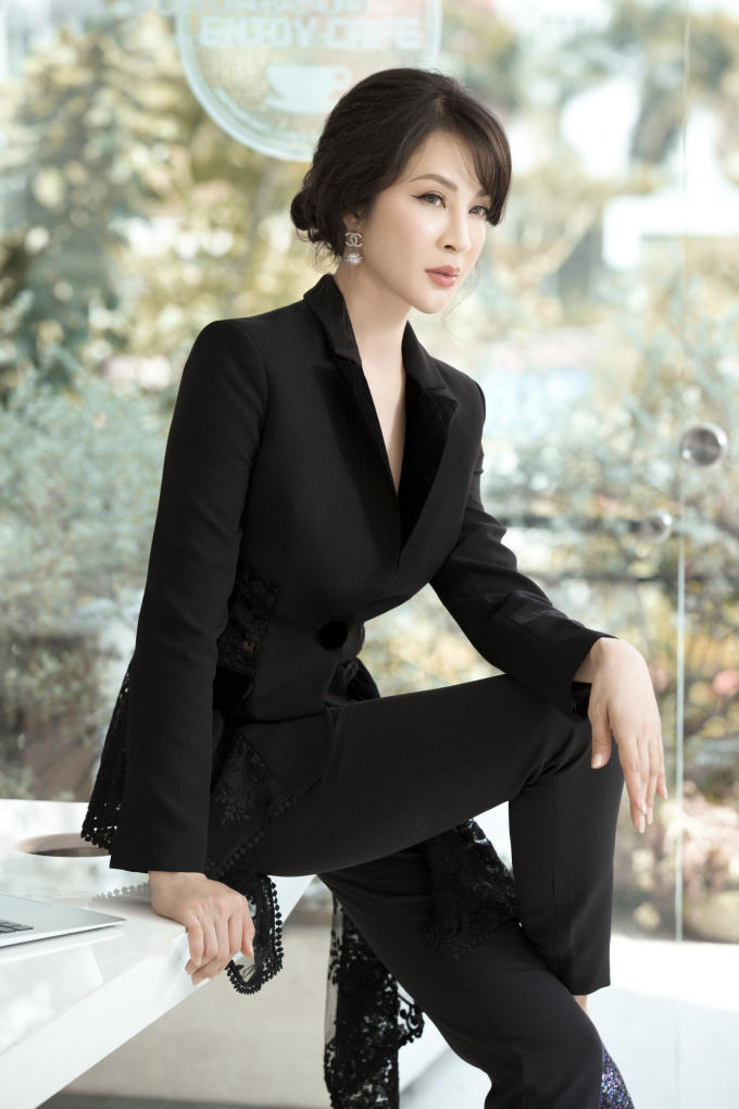 Thanh Mai gây ấn tượng khi diện cả “cây” đen quý phải, sang trọng. Chiếc áo vest quen thuộc trong tủ đồ của chị em công sở không nhàm chán nhờ phần vải ren cách điệu hai bên vạt áo. Nữ MC chọn trang điểm tông nude nhẹ nhàng, mang đến sự hài hòa cho tổng thể.