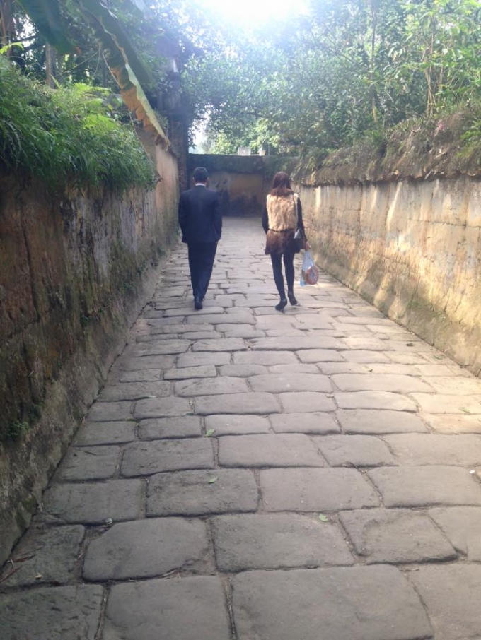 Lối vào chùa được lát bằng đá muối.