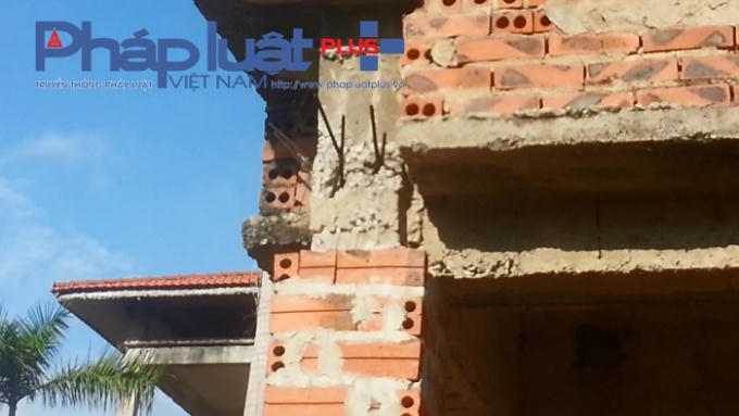 Những thanhh sắt cốt bê tông hoen gỉ theo thời gian.