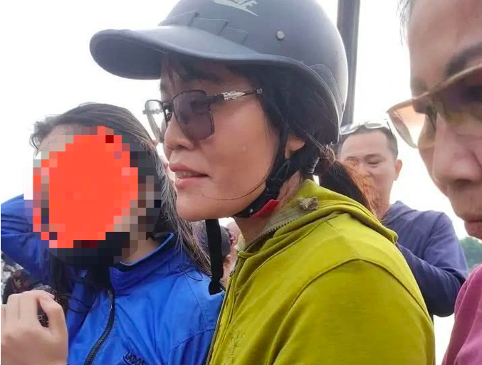 Cô giáo Nguyễn Thị Mai, giáo viên Thể dục Trường Tiểu học Hồng Quang, cứu hộ thành công nữ sinh vào bờ an toàn. Ảnh: Dantri.com