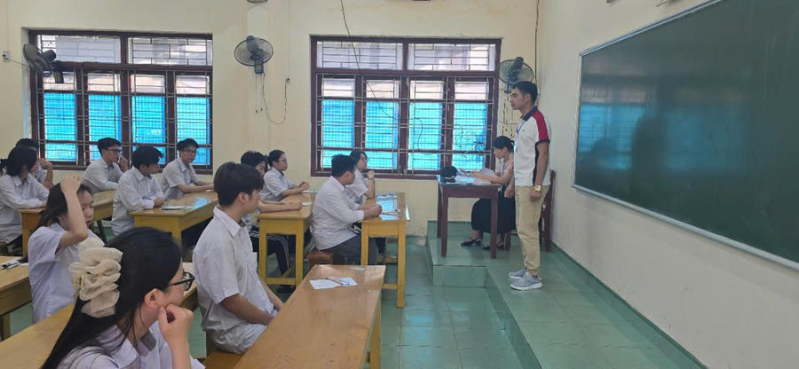 Cán bộ coi thi tại điểm thi Trường THPT Lương Thế Vinh, TP Cẩm Phả phổ biến các quy định của kỳ thi cho các thí sinh trước giờ làm bài.