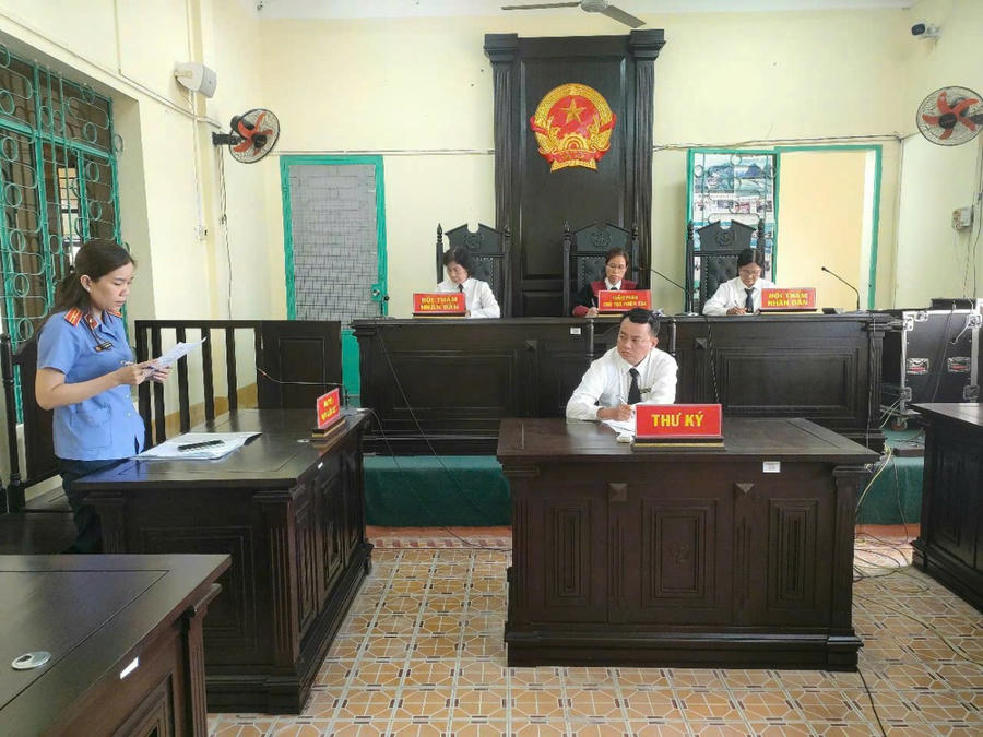 Kiểm sát viên công bố cáo trạng. Ảnh minh họa