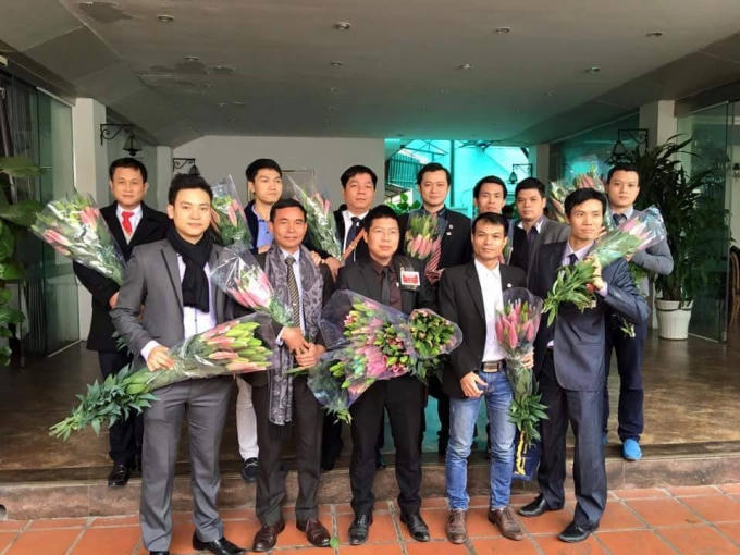 Công ty Sơn Hà Anh mua hoa tặng khách
