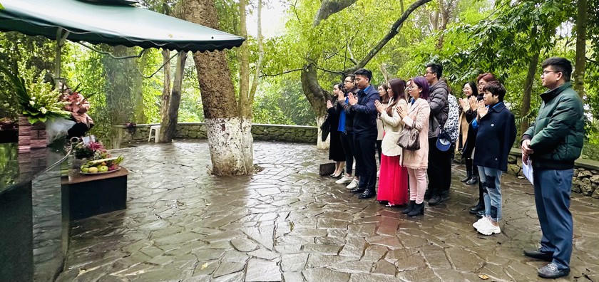 Đoàn dâng hương tại mỏm đá chông.