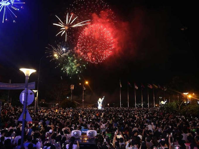 Người dân TP.HCM xem bắn pháo hoa tầm cao tại góc đường Nguyễn Huệ - Tôn Đức Thắng. Ảnh: HOÀNG GIANG