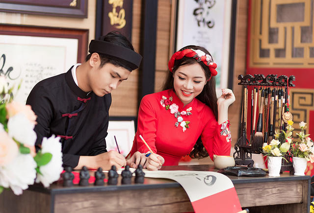 Tại đây, cô gặp một ông đồ trẻ có tài múa bút thanh thoát.