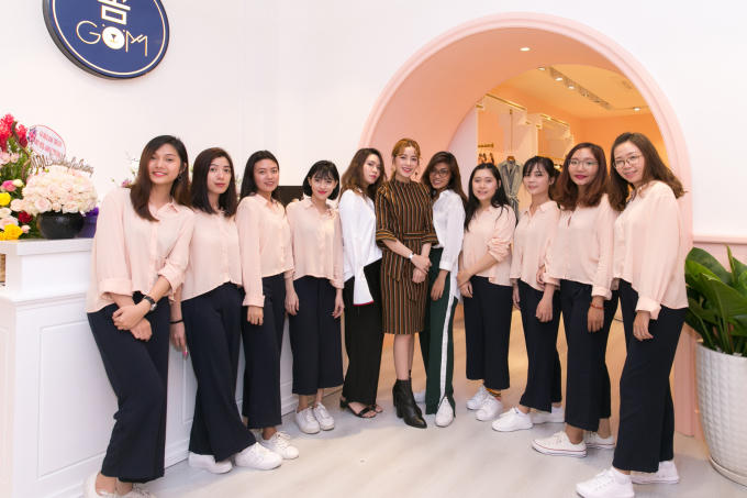 Chi Pu trong ngày khai trương cửa hàng thời trang của mình.