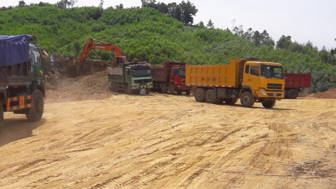 Hoạt động khai thác đất của Cty Đức Toàn tại khu vực núi Ba Cụp.