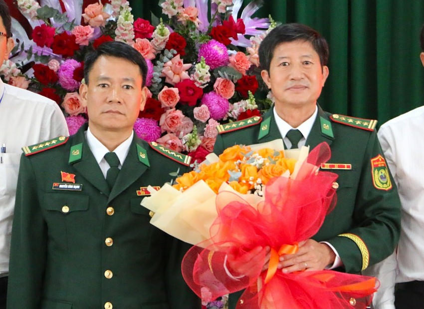 Đại tá Đàm Quang Ngoặt (bên phải) giữ chức Phó Bí thư, Chỉ huy trưởng BĐBP Tây Ninh.