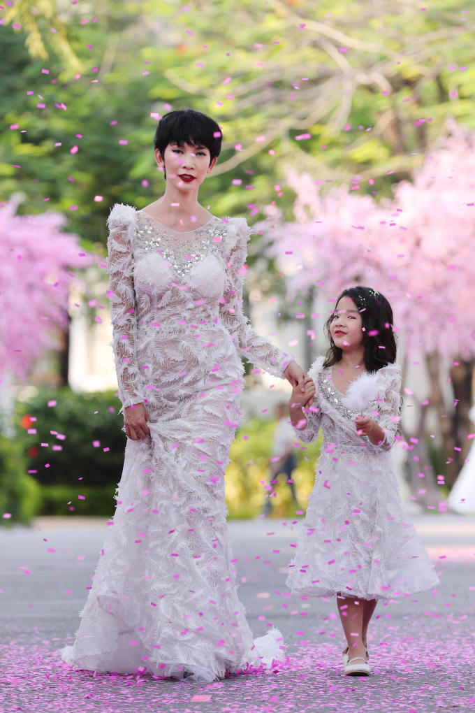 Xu&acirc;n Lan v&agrave; b&eacute; Thỏ diện đầm trắng l&agrave;m vedette cho Văn Th&agrave;nh C&ocirc;ng