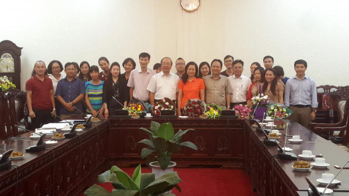 Thay mặt lãnh đạo Bộ Tư pháp, Thứ trưởng Phan Chí Hiếu cũng gửi lời chúc sức khỏe, hạnh phúc đến cá nhân, gia đình bà Trần Thị Hương Mai và tập thể cán bộ, BTV, PV của báo Pháp luật cùng với đó là bó hoa tươi thắm của lãnh đạo Bộ gửi tặng trong dịp này.