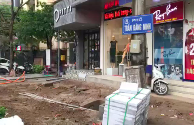 Việc chuyển từ đá tự nhiên sang gạch giả đá tiết kiệm hàng tỷ đồng cho mỗi dự án. (Ảnh: Trần Thanh)