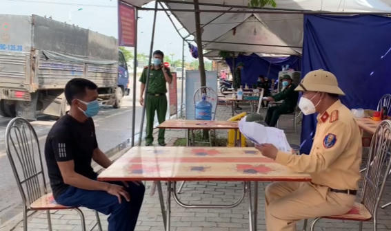 Lực lượng Công an làm việc với Nguyễn Văn Mai tại chốt A08.