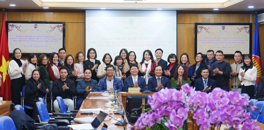 Thứ trưởng Nguyễn Thanh Tịnh chụp ảnh lưu niệm cùng các phóng viên, nhà báo.