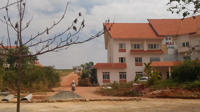 Phía sau khách sạn Sao Mai là con đường dẫn lên núi, rất nhiều công trình lớn đã và đang mọc lên tạo thành khu đô thị sầm uất. Những công trình giá trị mọc trên ngọn núi có vị trí đắc địa, hệ quả là nhiều diện tích đất, rừng bị mất.