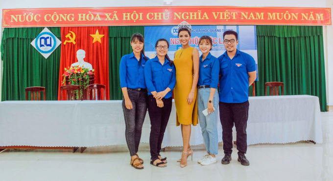 Hoa hậu H'hen Ni&ecirc; trở th&agrave;nh đại sứ gi&aacute;o dục, trao học bổng 100 triệu cho sinh vi&ecirc;n