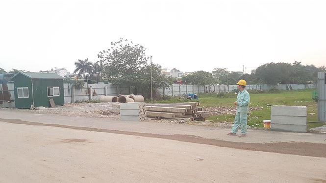 Có đoạn đã giải phóng mặt bằng nhưng được tận dụng làm bãi trông xe ô tô.