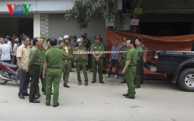 Chiều 15/8, Thượng tá Dương Quốc Hoàn, Trưởng phòng Cảnh sát hình sự, Công an tỉnh Điện Biên cho biết, với mức độ, tính chất nghiêm trọng của vụ án, cơ quan điều tra tỉnh Điện Biên đã tiến hành khởi tố vụ án “Giết người” và “Tàng trữ, sử dụng trái phép vũ khí quân dụng” từ đó làm cơ sở để tiếp tục điều tra làm rõ vụ việc. (ảnh: Vũ Lợi/VOV-Tây Bắc)