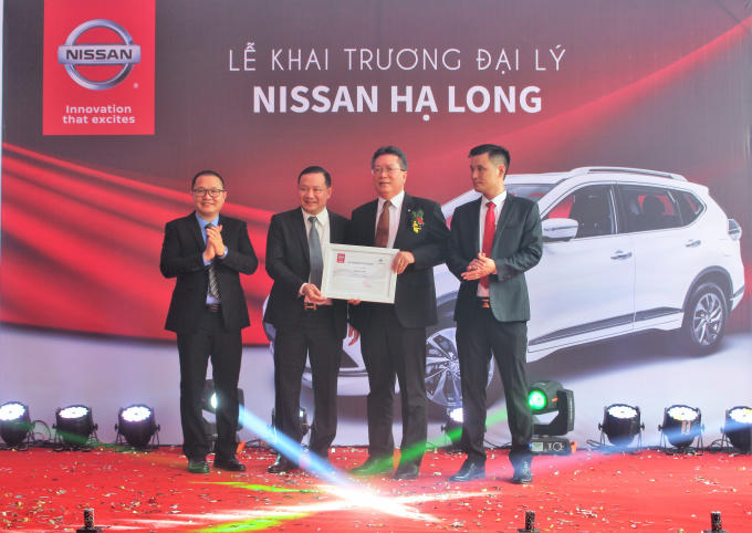 Tổng giám đốc Nissan Việt Nam trao giấy chứng nhận Nissan Hạ Long là đại lý 3S chính thức