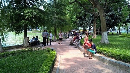Mọi người cắm mặt vào chơi game.