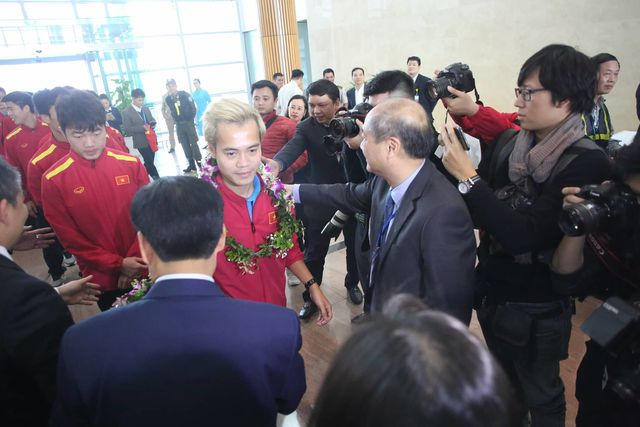 Tổng cục trưởng Tổng cục TDTT Vương Bích Thắng chia vui với Văn Toàn