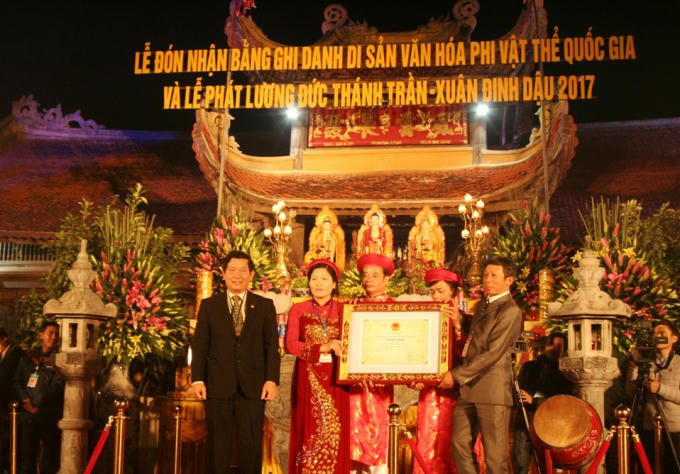 Thứ trưởng Bộ VH,TT&amp;DL Huỳnh Vĩnh Ái đã trao Bằng ghi danh “Di sản văn hóa phi vật thể quốc gia Lễ hội Đền Trần Thương” cho đại diện địa phương.