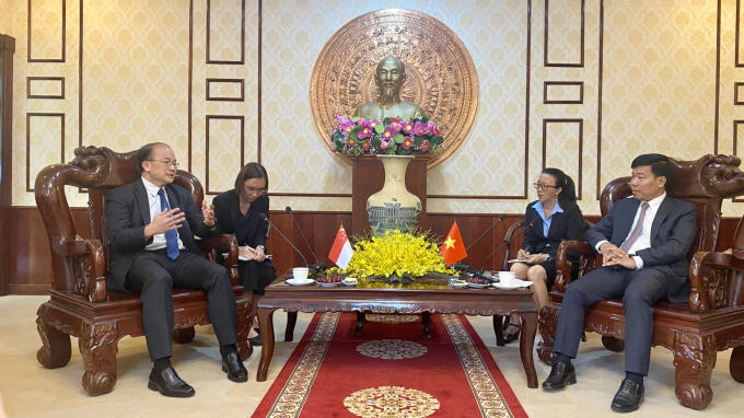 Tổng Lãnh sự Singapore tại TP. Hồ Chí Minh Kho Ngee Seng Roy (bìa trái) cho biết đoàn công tác sẽ sớm gửi các thông tin về cơ hội đầu tư tại Bình Phước cho các doanh nghiệp Singapore