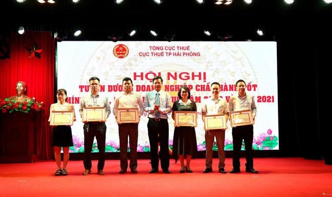 Lãnh đạo TP trao Bằng khen của Bộ Trưởng Bộ Tài chính cho các doanh nghiệp.