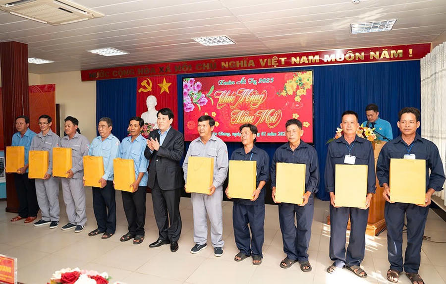 Chủ tịch nước Lương Cường trao nhiều phần quà Tết động viên các gia đình có công với cách mạng, gia đình chính sách tiêu biểu, hộ nghèo, người lao động tỉnh An Giang.