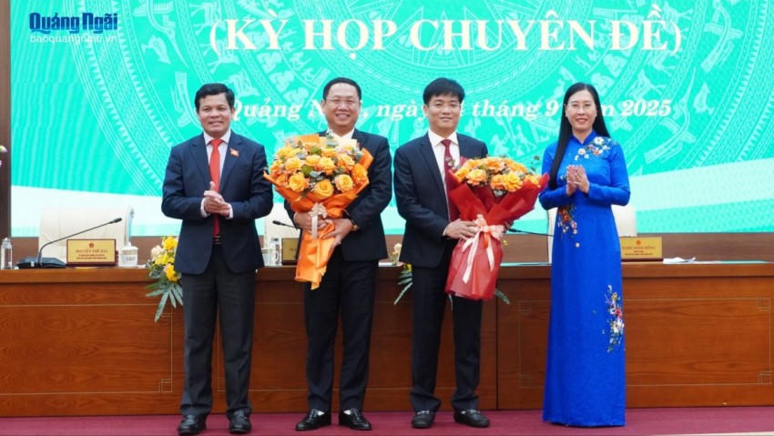 Bí thư Tỉnh ủy Bùi Thị Quỳnh Vân và Phó Bí thư Tỉnh ủy, Chủ tịch HĐND tỉnh Nguyễn Đức Tuy tặng hoa chúc mừng hai đồng chí Nguyễn Công Hoàng và Đỗ Tâm Hiển. Ảnh: Báo Quảng Ngãi