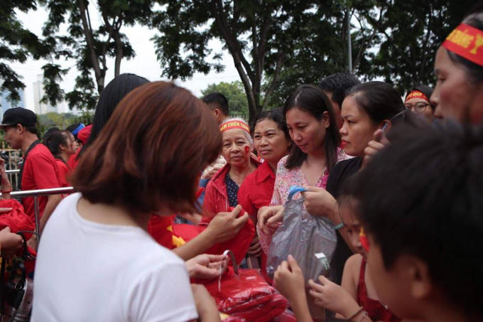 Áo phông cờ đỏ, sao vàng được khuyến khích mặc trong ngày hôm nay.