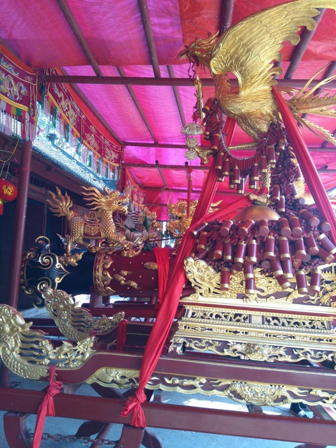 Trên thân hai quả pháo khổng lồ có Tứ Linh