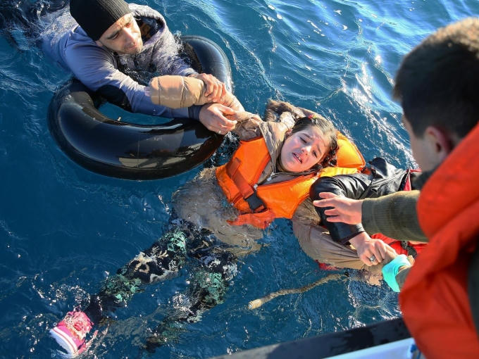 Một em bé người Syria được lực lượng bảo vệ bờ biển Italia giải cứu. (Ảnh: Getty)