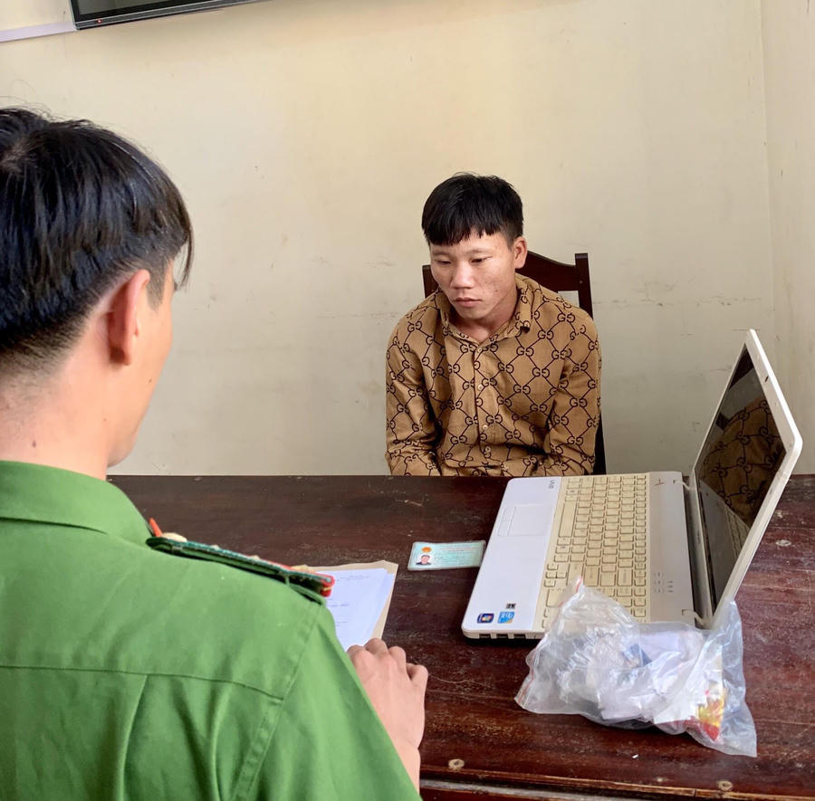 Đối tượng Nguyễn Văn Minh và tang vật tại cơ quan Công an
